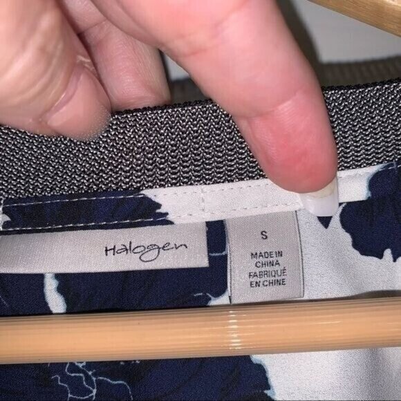 Halogen White Blue Floral Casual Long Sleeve V-Neck Pullover Blouse size Small - Picture 7 of 9